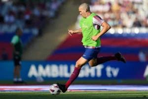 INJURY UPDATES: Barcelona midfielder with knee injury.