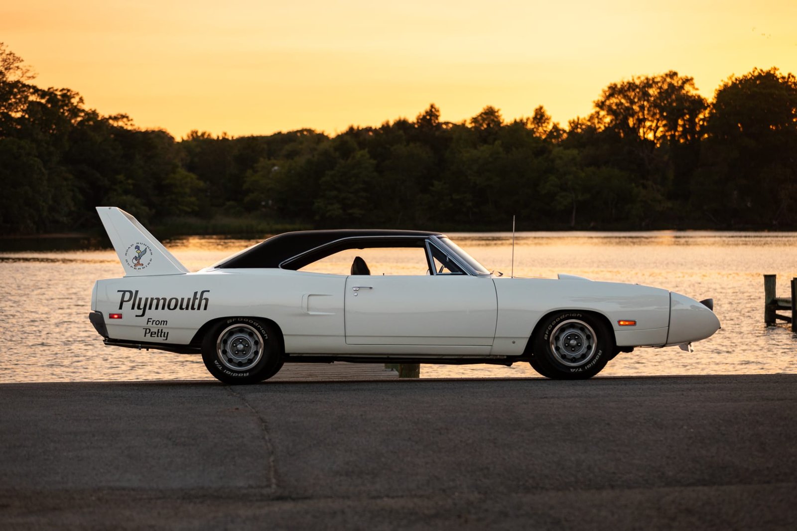 “Own a Piece of NASCAR History: Richard Petty’s Legendary Superbird Hits the Auction Block!”