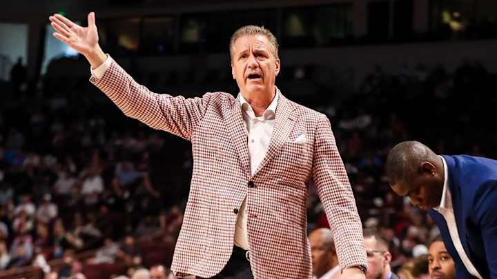 “John Calipari’s Razorbacks Hit Rock Bottom—March Madness Hopes Shattered After Disastrous First Half!”