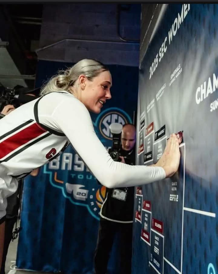 South Carolina Super Star Chloe Kitts make history again with a STUNNING DISPLAY for her team and Head Coach Dawn Staley with 25pts & 10 rebound.