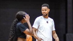 WBB_CoachWendaleFarrow_Freitas25_18