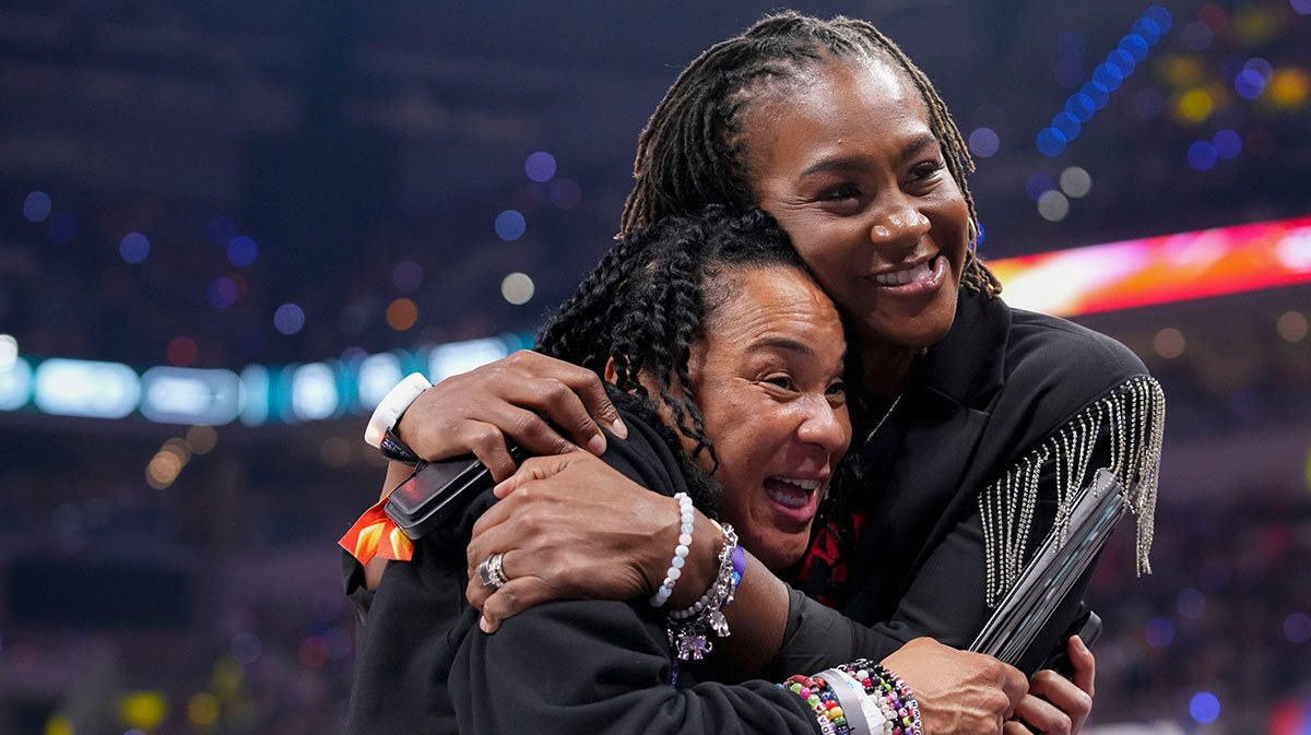 “WNBA Legends Reunite! Tamika Catchings and Dawn Staley Share Emotional Moment at All-Star Game”