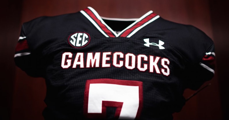 “Gamecocks Unveil New Black-and-White Look for Must-Win Clash Against Kentucky”